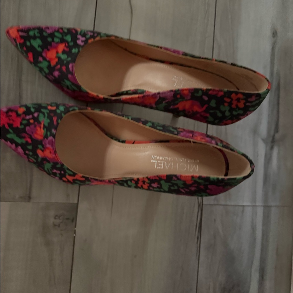 Women's Floral Patterned Heels - Black and Pink - Picture 3 of 3